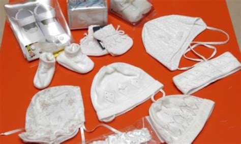 Kūdikis vilkiąs krikšto rūbelius