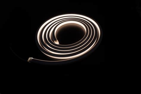 Lanksti neoninė LED juostelė formuojama aplink kampą