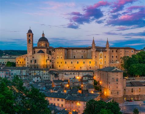 Urbino miesto panorama su Palazzo Ducale