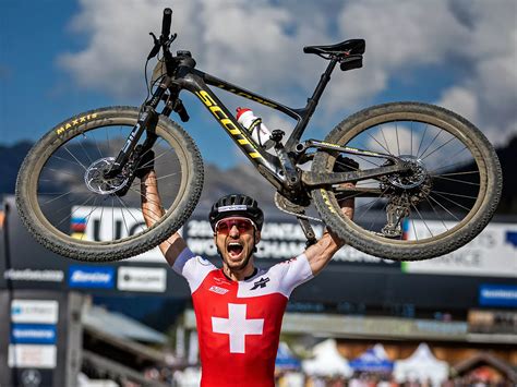 Nino Schurter važiuoja kalnų dviračiu