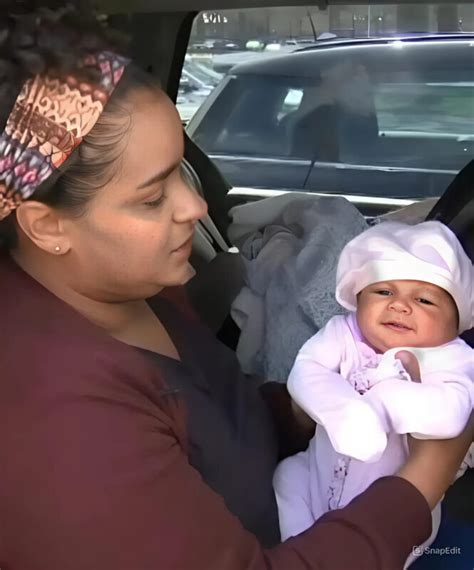 motina maitina kūdikį