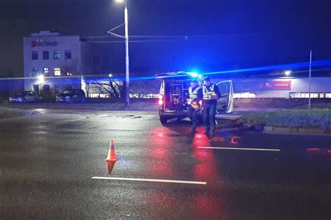 Nėščia moteris su cigarete