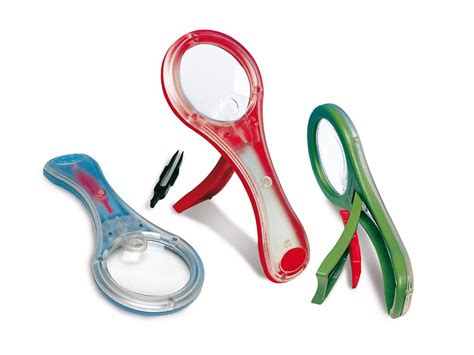 ranka su pincetu maitinanti varnėno jauniklį