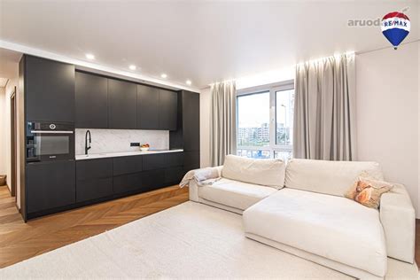 Erdvus ir moderniai įrengtas kambarys su kiemeliu