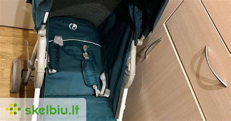 Vaiko vežimėlis supakuotas į tvirtą kelioninį krepšį, paruoštas transportavimui.