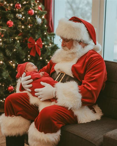 Pora, laikanti rankas, bet su atstumu tarp jų