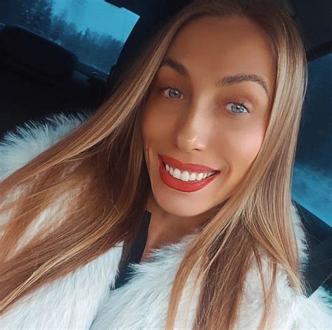 Žmogus, žiūrintis į savo atspindį veidrodyje, bet matantis kitą žmogų