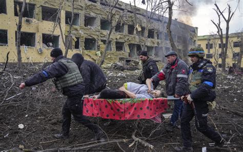 Nėščia moteris neštuvais išnešama iš subombarduotos gimdyklos Mariupolyje