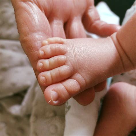 Kūdikio kojytės vilnoniuose batukuose