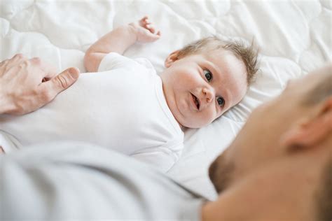 Kūdikis vilnoniuose batukuose ir kepurytėje