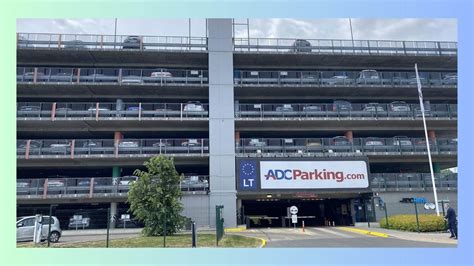 Kūdikis oro uoste su tėvais