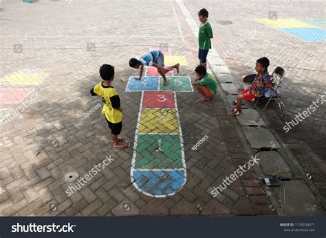 Children playing traditional Italian game