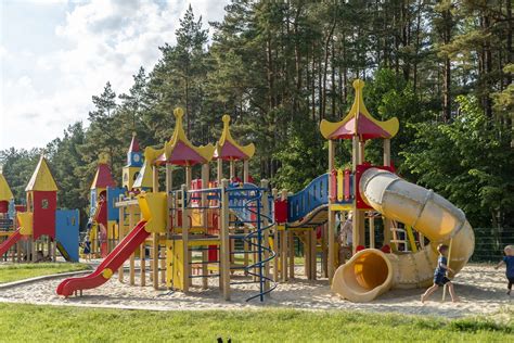 miesto parkas su vaikų žaidimų aikštele