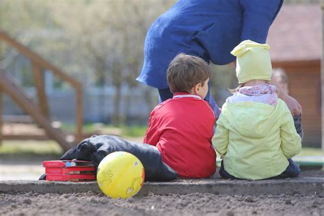 Vaikai piešia su auklėtoja