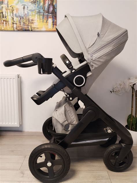 Stokke Trailz vežimėlis su lopšiu ant nelygaus kelio