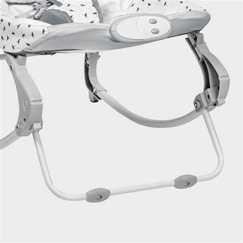 Kūdikis miegantis saugioje lovatiesos supamojoje kėdutėje