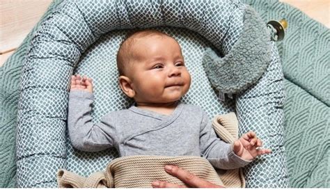 Įvairūs kūdikių miego aksesuarai, įskaitant miegmaišius ir lovatiesos supamąsias kėdutes