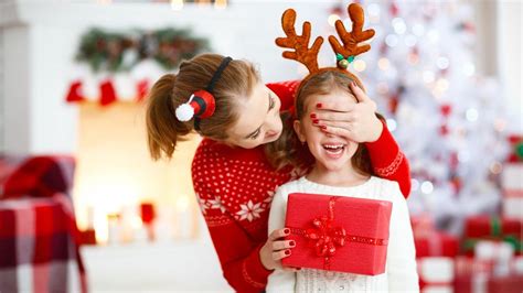 vaikų džiaugsmas išpakuojant kalėdines dovanas