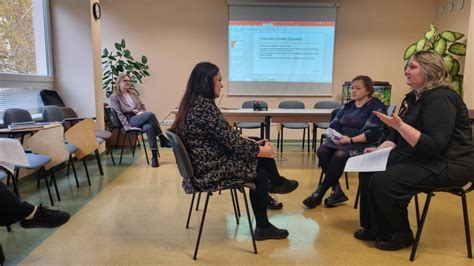 Šeimos konsultorijos darbuotojai bendrauja su šeima