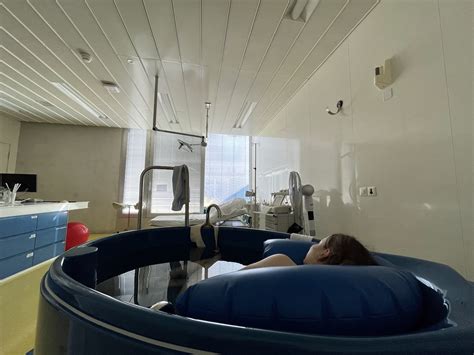 Moters gimdymas vandenyje