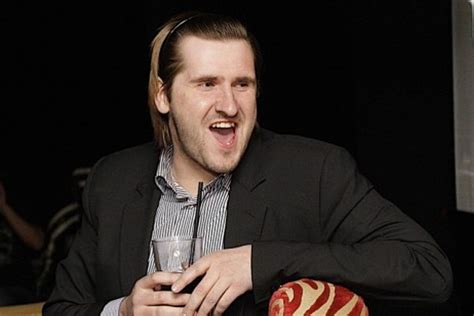 Vyrai 1920-ųjų mados kostiumuose