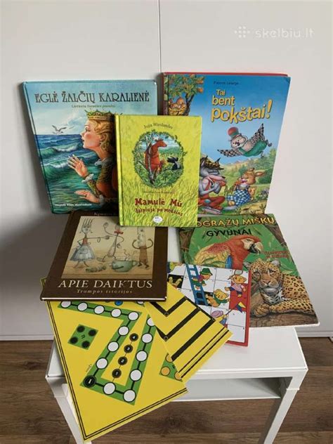 Vaikiškos knygos su eilėraščiais lentynoje