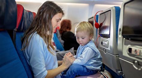 šeima su vaiku lėktuve