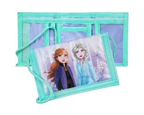 šeima, keliaujanti automobilyje su 