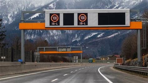 Austrijos greitkelis su greičio ribojimo ženklais