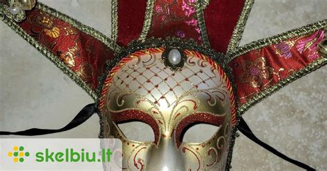 Tradicinių Venecijos karnavalo kaukių koliažas