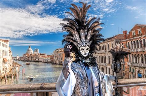 Šeima su vaikais Venecijos karnavalo metu