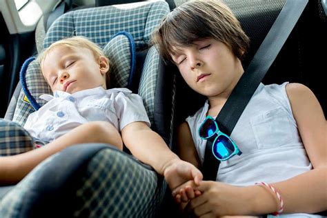 Šeima su vaiku automobilyje