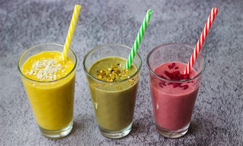 Įvairūs pieno kokteiliai skirtingose stiklinėse