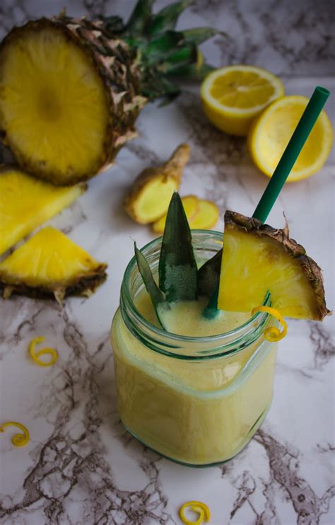 Tropinis kokosų ir ananasų pieno kokteilis