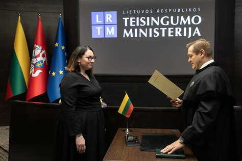 advokato stalas su dokumentais ir svarstyklėmis