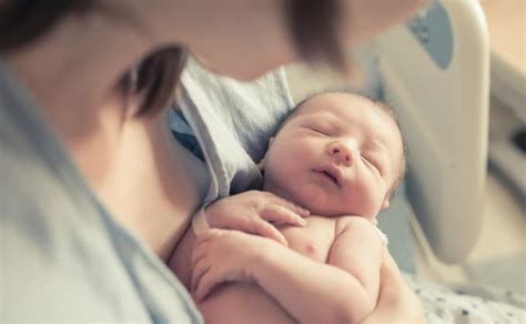 motina su naujagimiu