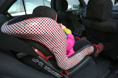 Schema: Kaip tinkamai sumontuoti vaikišką kėdutę automobilyje