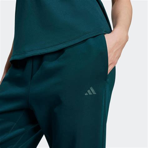 Žalios Adidas kelnės ant manekeno