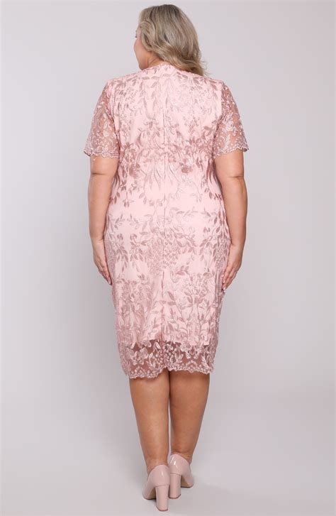 vaikas su pudros spalvos suknele