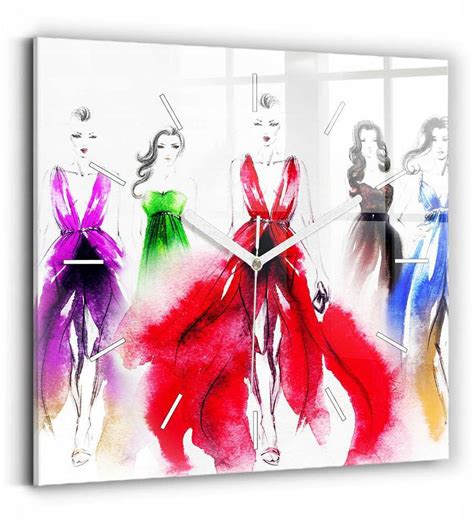 įvairių figūrų tipų moterys su suknelėmis