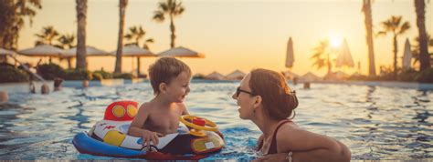 Pampers Club programos logotipas ir reklaminis baneris su vaikais
