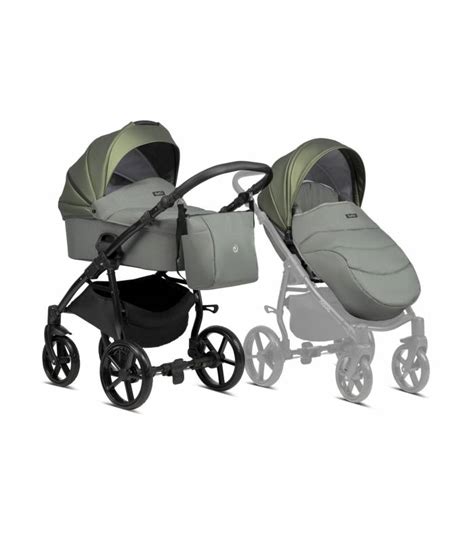 Kūdikis sėdi kūdikių vežimėlyje