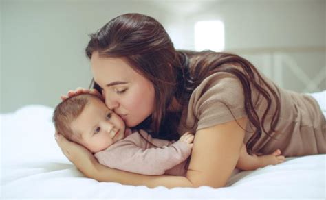 Mama su kūdikiu po gimdymo