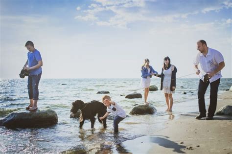 šeima laukimo fotosesijoje su vaikais ir augintiniu