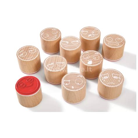 Romos senatoriams priklausantys antspaudai ant keramikos