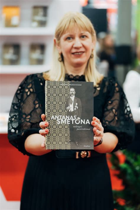 Moteris, galvojanti apie savo pasirinkimus