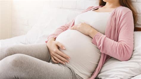 Nėščia moteris matuojasi gliukozės kiekį kraujyje