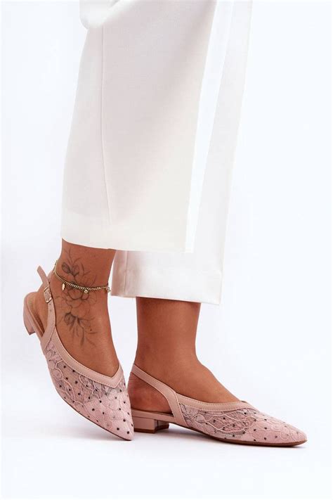 Rožinės spalvos vežimėlio papuošalas su taškeliais