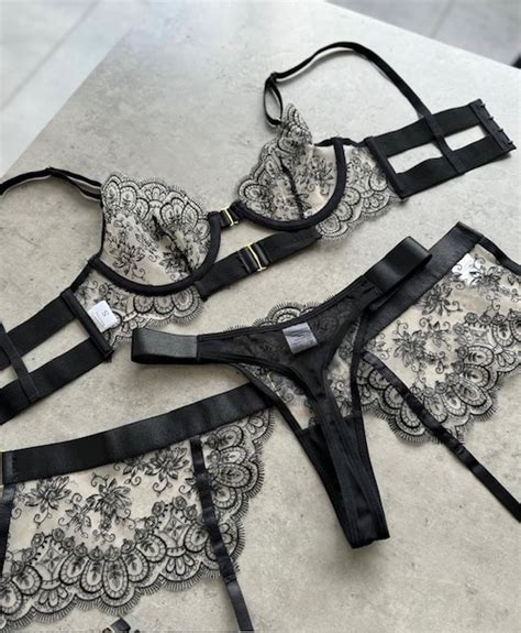 Seksualus apatinis trikotažas nuotakai