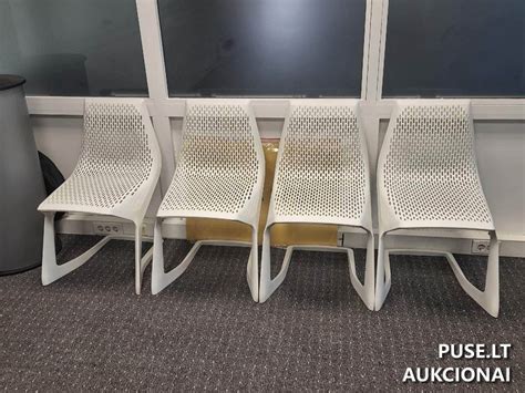 Plastikinių kėdžių plovimas